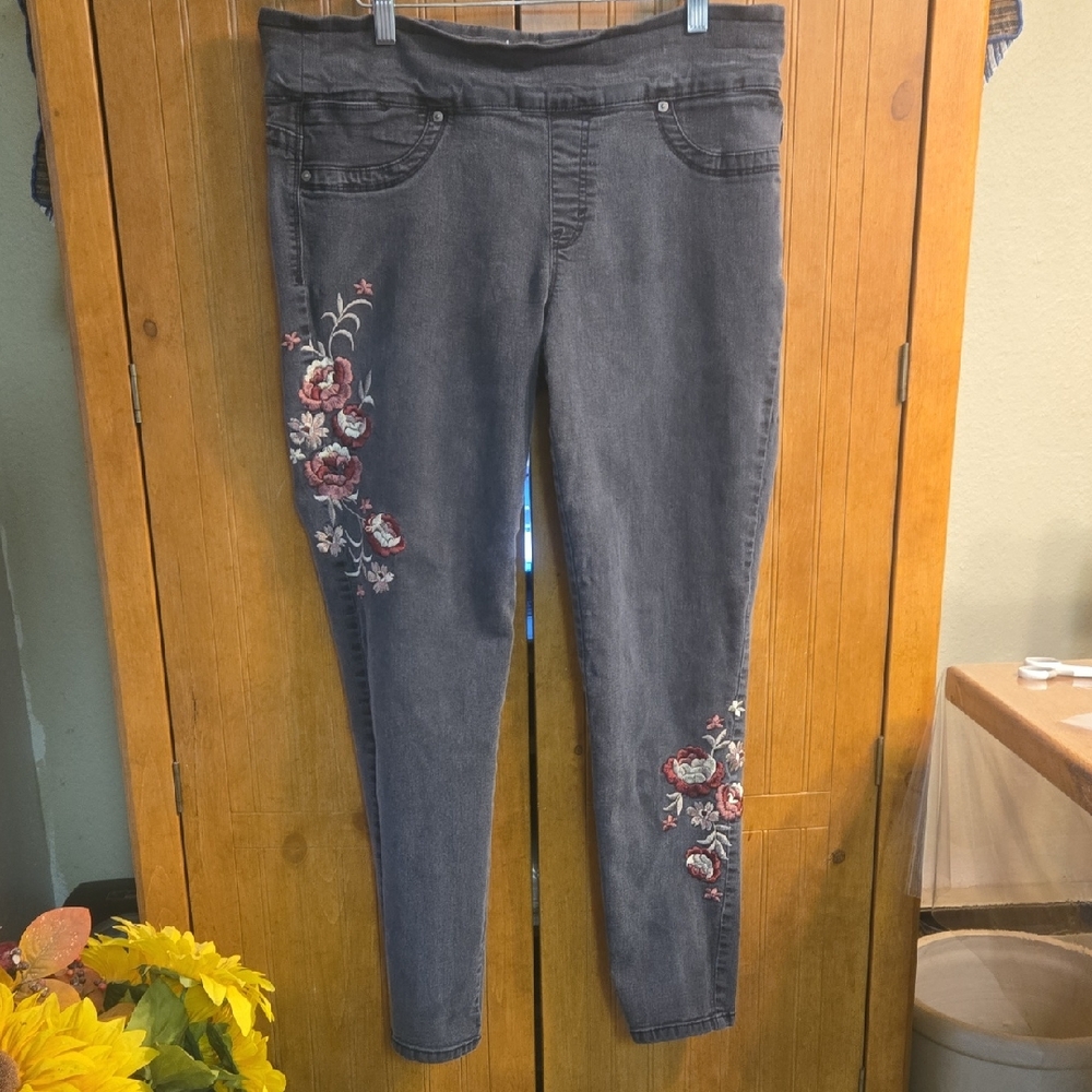101 Style & Co.Embroidered Floral Light Black  Jeans
